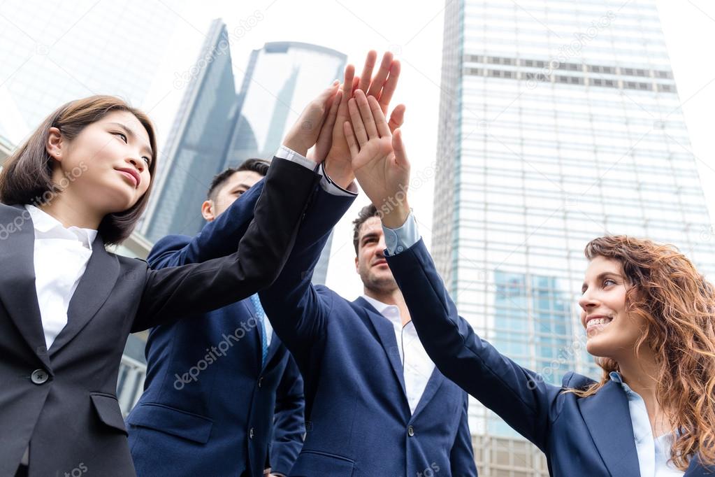 Gruppe von Country-Fans mit bedruckten Shirts
