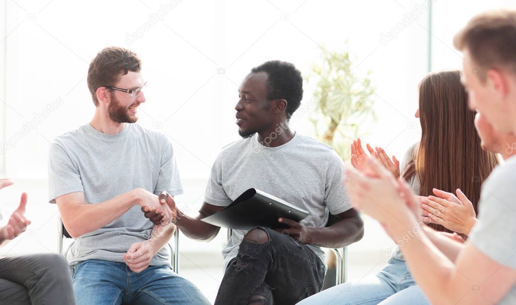 Gruppe in passenden Country-Shirts bei einem Vereinsevent