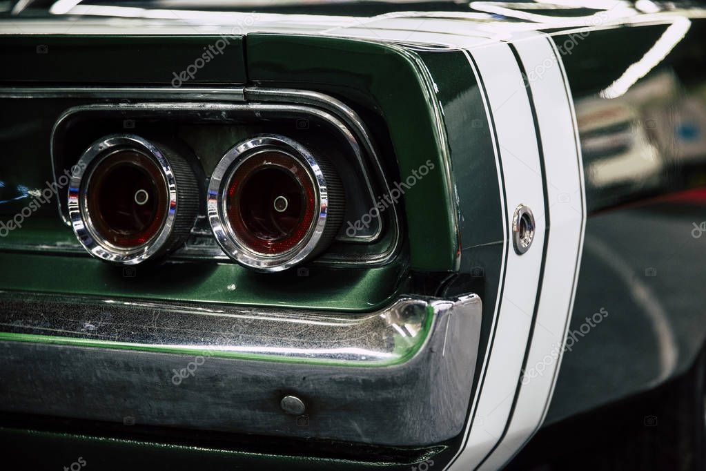 US-Car-Club mit Caps und Shirts in einer Garage