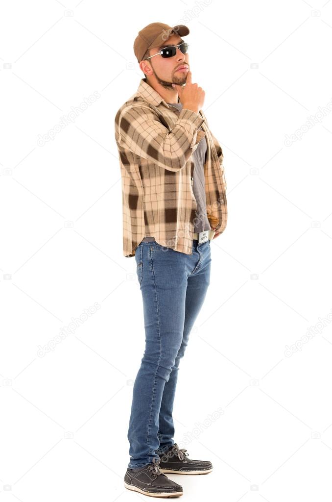 Hillbilly Trucker Caps auf einem Holztisch dekoriert