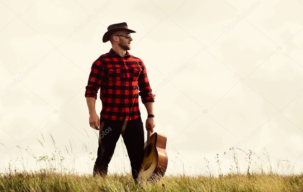 Countryverein in einheitlichen Vereins-Shirts vor einer Bühne