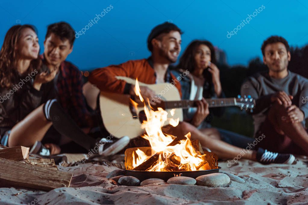 Freunde im Hillbilly Hoodie am Lagerfeuer